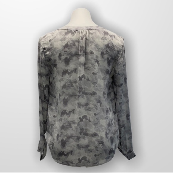 ARITZIA Babaton Button Down Blouse Size Small - Picture 7 of 11